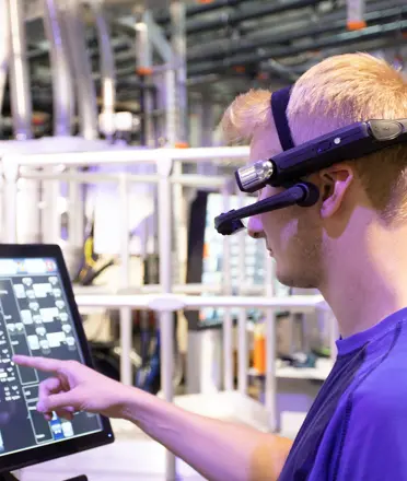 在土耳其使用智能眼镜组装和启动一条吹膜生产线