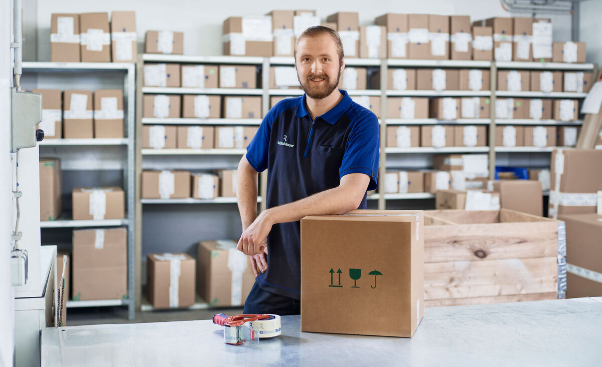 Service Mitarbeiter beim Versand von Reifenhäuser Original Ersatzteilen